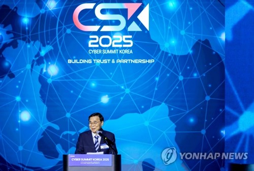 (서울=연합뉴스) 이종석 국가정보원장이 9일 서울 코엑스에서 개최한 글로벌 사이버안보 행사인 사이버 서밋 코리아(CSK) 2025 개회식에서 개회사를 하고 있다. 2025.9.9 [국가보안기술연구소 제공. 재판매 및 DB 금지] photo@yna.co.kr