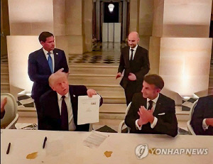 "프린터 구해줘"…종전 MOU 서명, 트럼프의 베르사유 `깜짝쇼`
