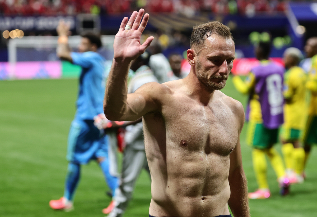 epa13047601 Vladimir Coufal of Czech Republic leaves the pitch after a draw in the FIFA World Cup 2026 group stage match Czechia against South Africa, in Atlanta, USA, 18 June 2026. EPA/RONALD WITTEK