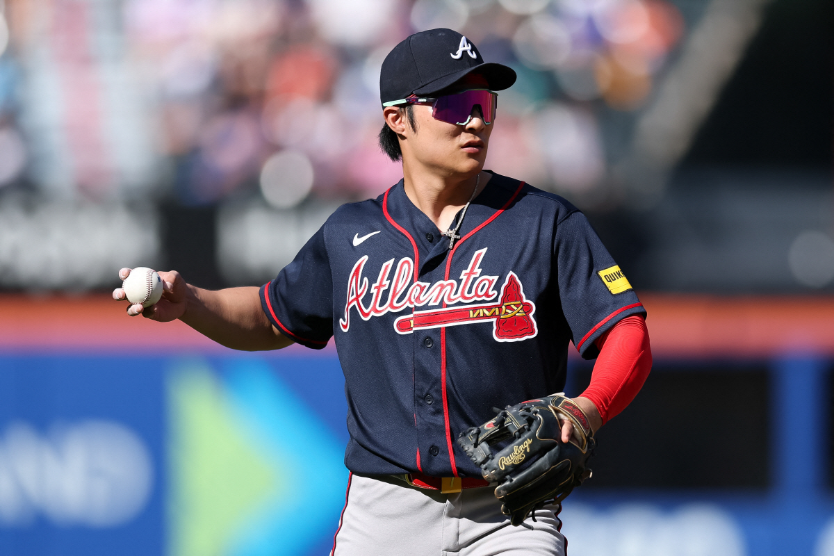 NEW YORK, NEW YORK - JUNE 13: Ha-Seong Kim #7 of the Atlanta Braves throws the ball to the pitcher during the third inning against the New York Mets at Citi Field on June 13, 2026 in New York City. Caleb Bowlin/Getty Images/AFP (Photo by Caleb Bowlin / GETTY IMAGES NORTH AMERICA / Getty Images via AFP)