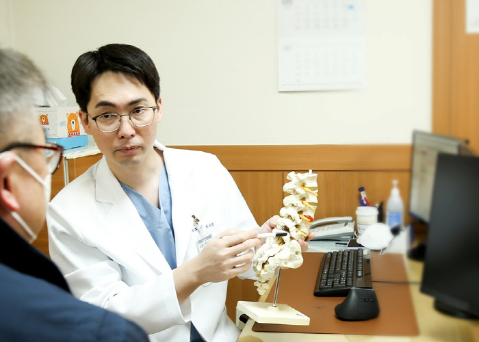 진료 중인 최수용 과장