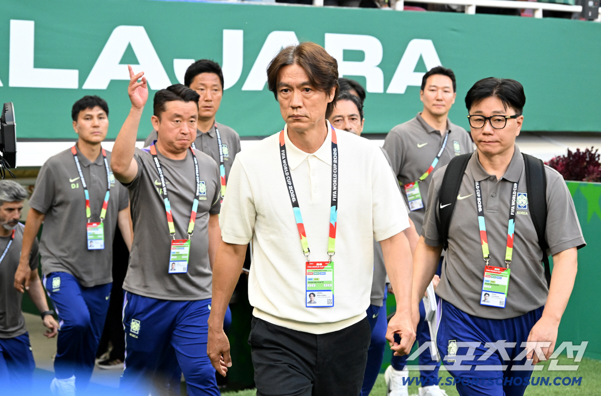 19일(한국시각) 멕시코 과달라하라 사포판의 에스타디오 과달라하라에서 열린 2026 북중미월드컵 대한민국과 멕시코의 경기. 홍명보 감독과 코칭스탭이 그라운드로 들어서고 있다. 사포판(멕시코)=허상욱 기자 wook@sportschosun.com/2026.06.19/