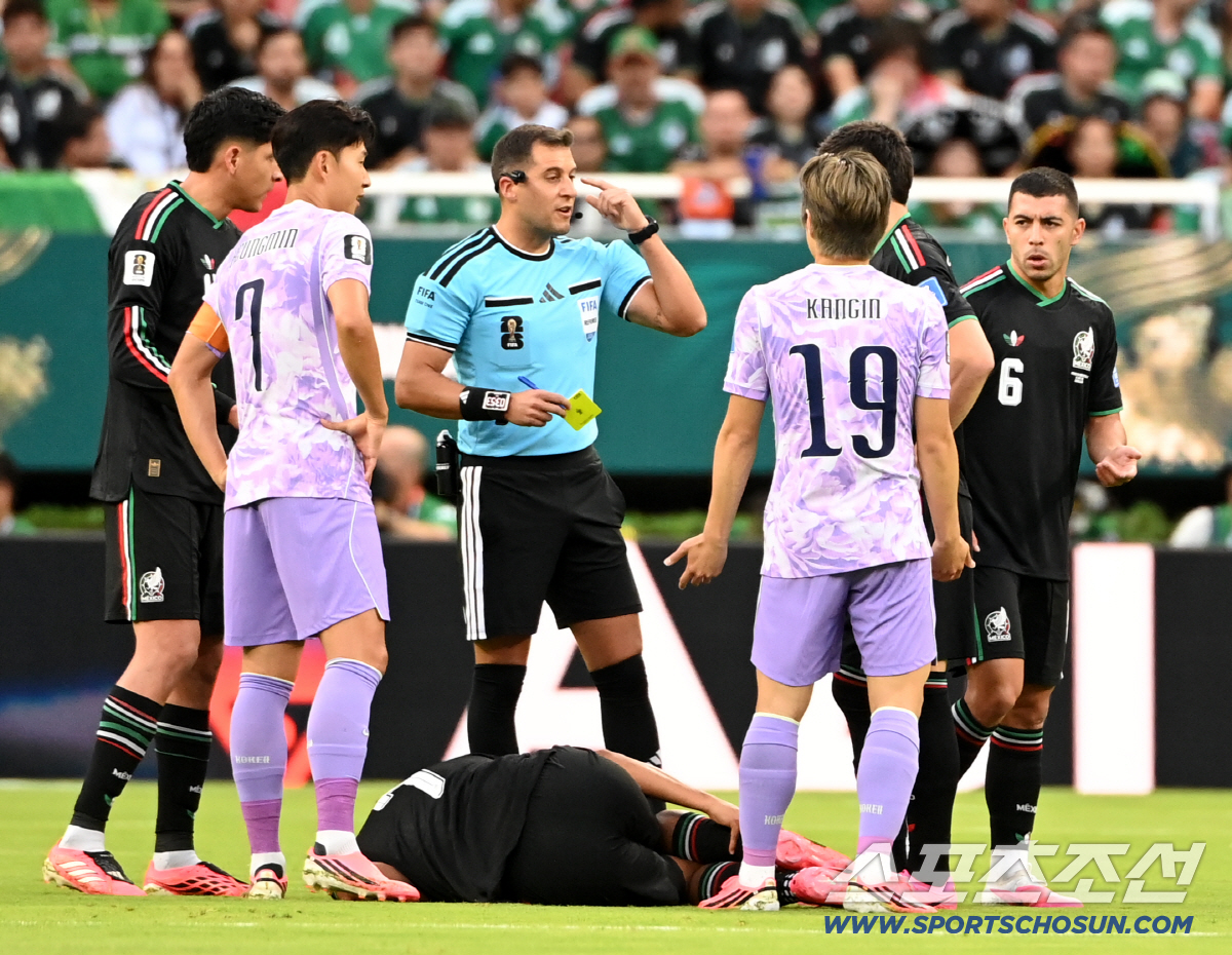 19일(한국시각) 멕시코 과달라하라 사포판의 에스타디오 과달라하라에서 열린 2026 북중미월드컵 대한민국과 멕시코의 경기. 이강인이 옐로우 카드를 받고 있다. 사포판(멕시코)=허상욱 기자 wook@sportschosun.com/2026.06.19/