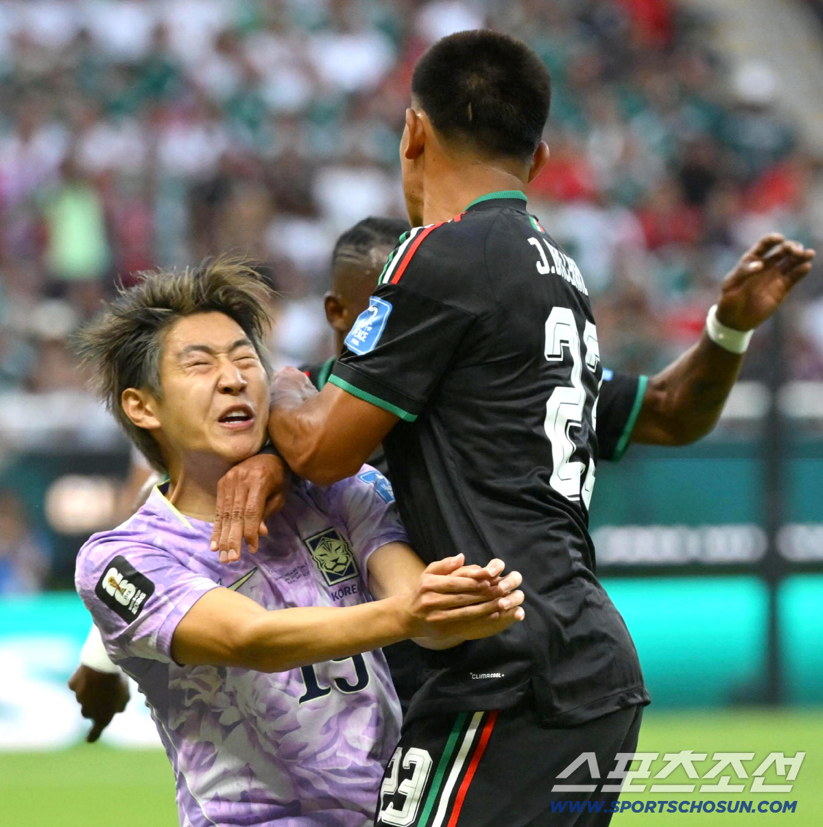 19일(한국시각) 멕시코 과달라하라 사포판의 에스타디오 과달라하라에서 열린 2026 북중미월드컵 대한민국과 멕시코의 경기. 멕시코 거친 플레이에 막히는 이강인. 사포판(멕시코)=허상욱 기자 wook@sportschosun.com/2026.06.19/