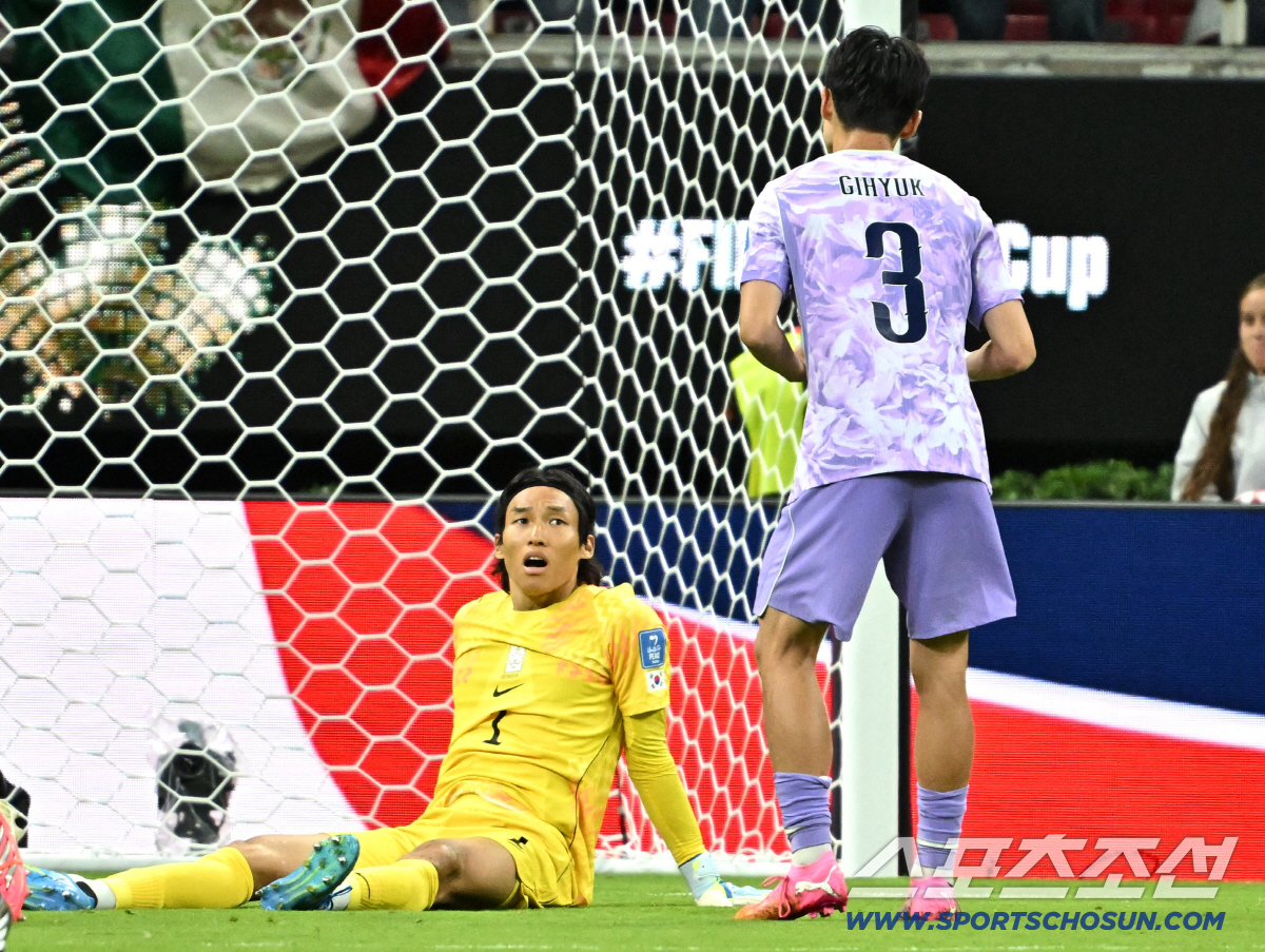 19일(한국시각) 멕시코 과달라하라 사포판의 에스타디오 과달라하라에서 열린 2026 북중미월드컵 대한민국과 멕시코의 경기. 이기혁과 충돌한 김승규 골키퍼. 사포판(멕시코)=허상욱 기자 wook@sportschosun.com/2026.06.19/