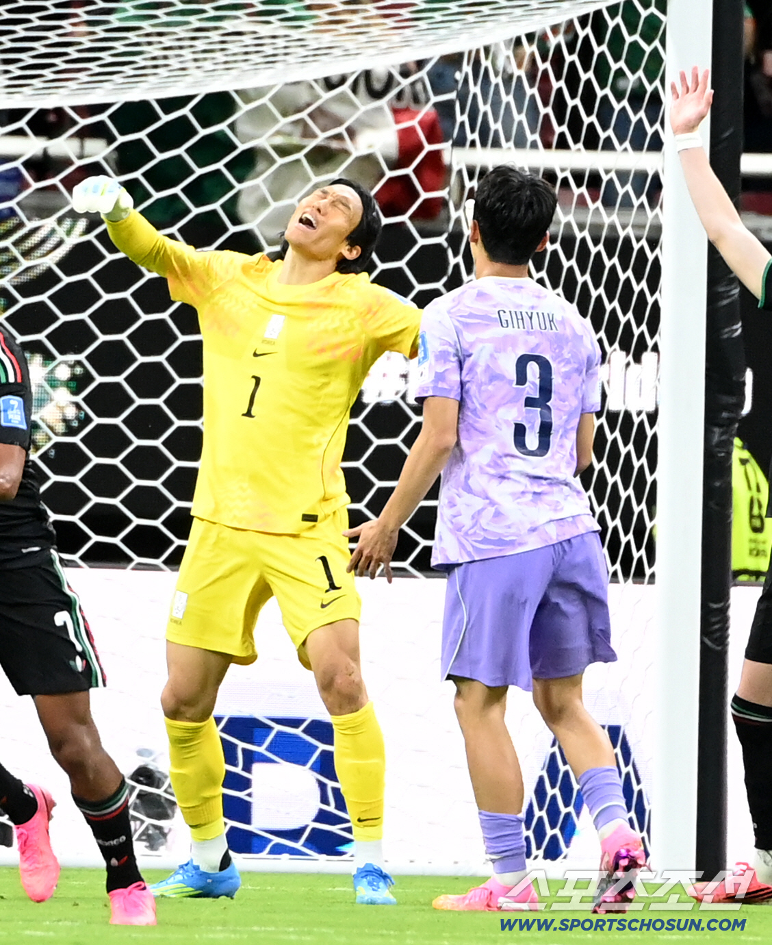 19일(한국시각) 멕시코 과달라하라 사포판의 에스타디오 과달라하라에서 열린 2026 북중미월드컵 대한민국과 멕시코의 경기. 김승규와 이기혁이 공을 잡으려다 부딪히며 로모에게 선제골을 내주고 있다. 사포판(멕시코)=허상욱 기자 wook@sportschosun.com/2026.06.19/