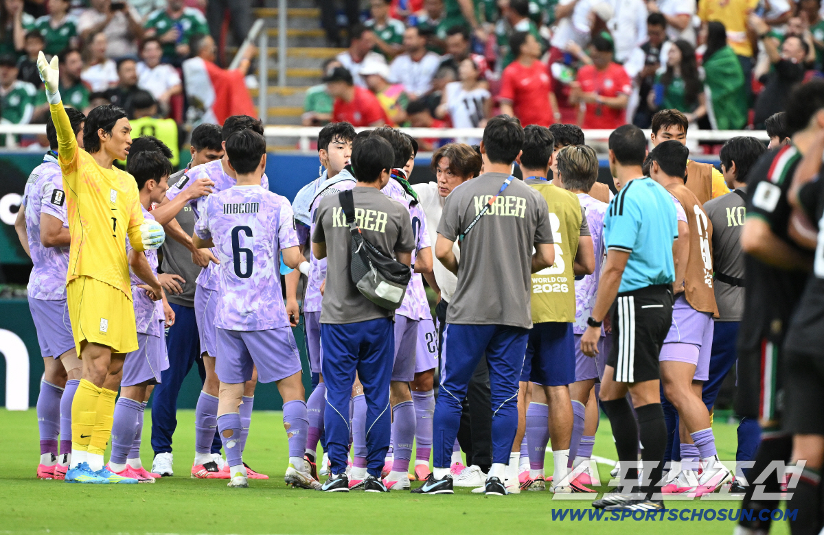 19일(한국시각) 멕시코 과달라하라 사포판의 에스타디오 과달라하라에서 열린 2026 북중미월드컵 대한민국과 멕시코의 경기. 선수들과 대화 나누는 홍명보 감독. 사포판(멕시코)=허상욱 기자 wook@sportschosun.com/2026.06.19/