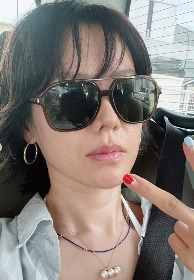 '현빈♥' 손예진, 모공·주름 다 보이는데...무보정 셀카에도 '이유 있는 자신감'