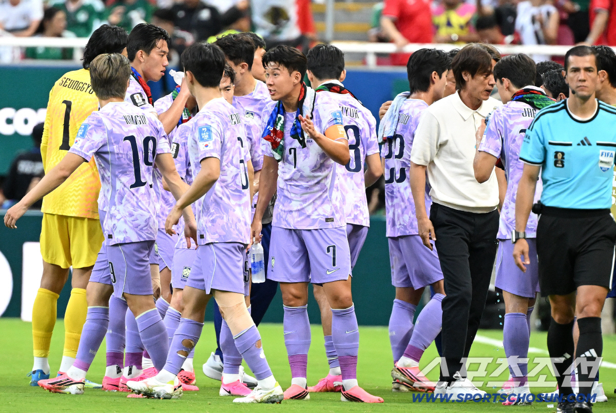 19일(한국시각) 멕시코 과달라하라 사포판의 에스타디오 과달라하라에서 열린 2026 북중미월드컵 대한민국과 멕시코의 경기. 대화 나누는 손흥민, 홍명보 감독. 사포판(멕시코)=허상욱 기자 wook@sportschosun.com/2026.06.19/