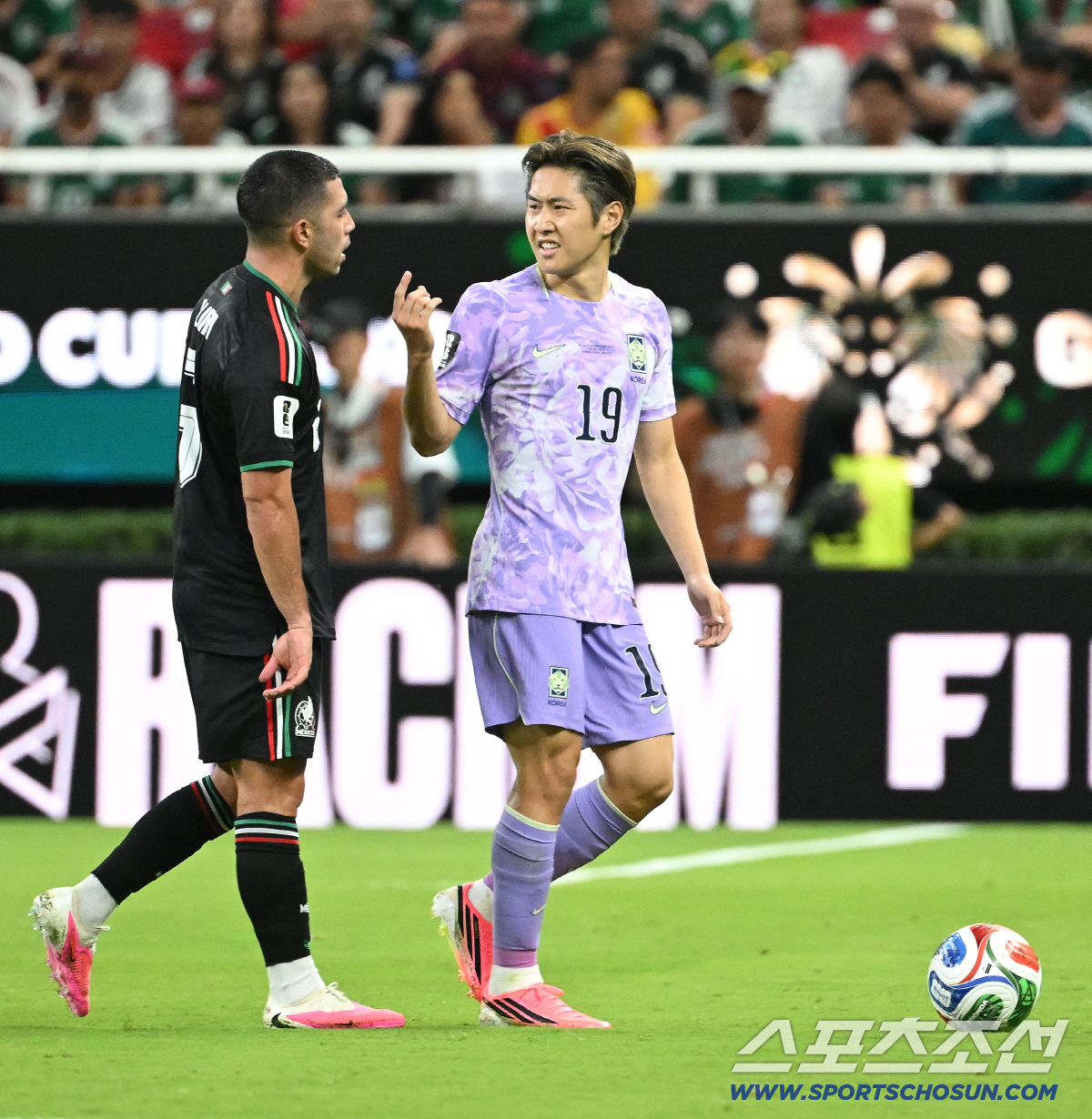 19일(한국시각) 멕시코 과달라하라 사포판의 에스타디오 과달라하라에서 열린 2026 북중미월드컵 대한민국과 멕시코의 경기. 멕시코 선수들과 이야기 나누는 이강인. 사포판(멕시코)=허상욱 기자 wook@sportschosun.com/2026.06.19/