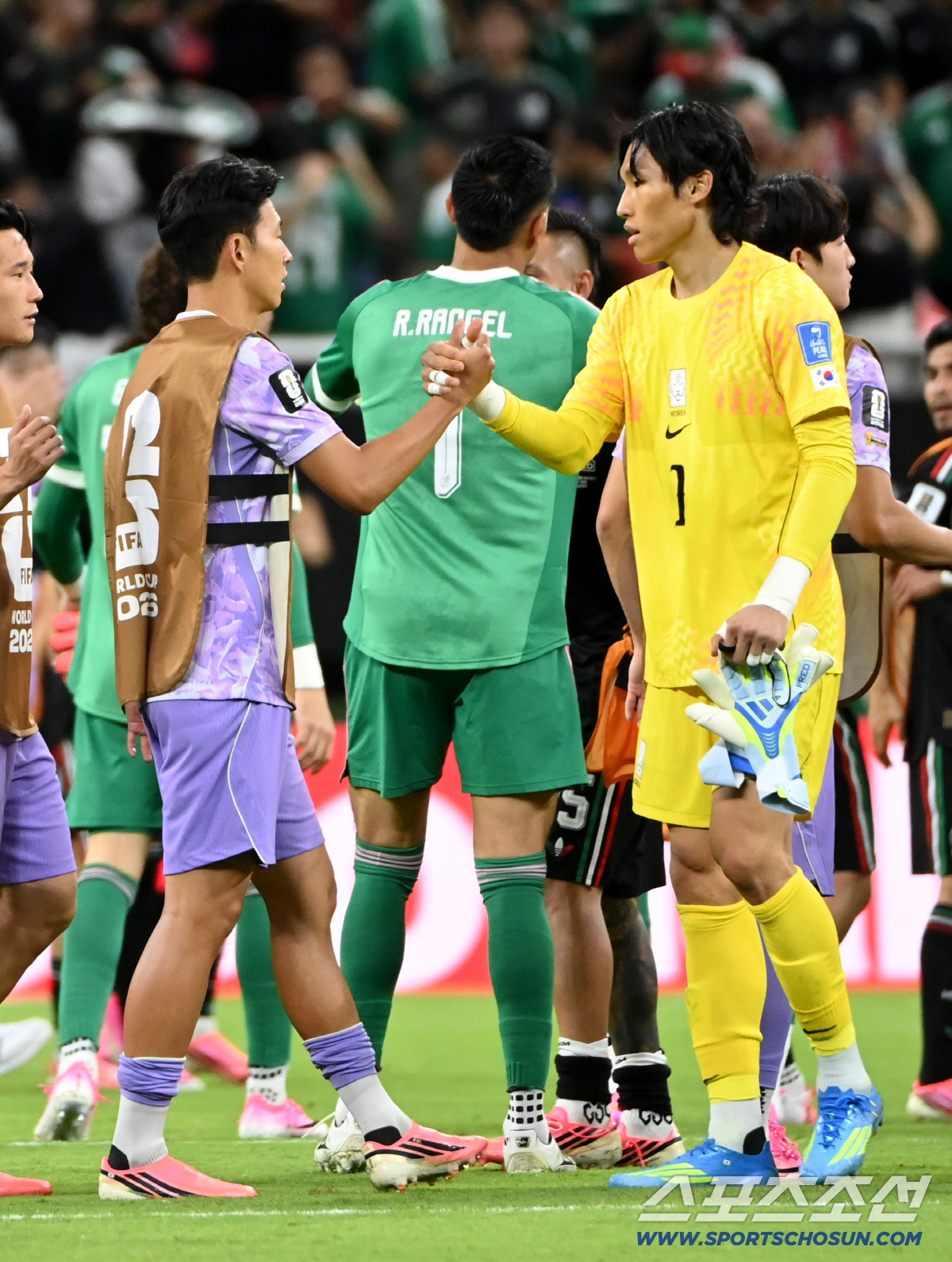 19일(한국시각) 멕시코 과달라하라 사포판의 에스타디오 과달라하라에서 열린 2026 북중미월드컵 대한민국과 멕시코의 경기. 대한민국이 0대1로 패했다. 경기 종료 후 손을 맞잡는 손흥민과 김승규의 모습. 사포판(멕시코)=허상욱 기자 wook@sportschosun.com/2026.06.19/