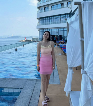 박지윤, '인생 최저 몸무게' 55kg 찍더니...아들이 말려도 '수영복 몸매' 공개