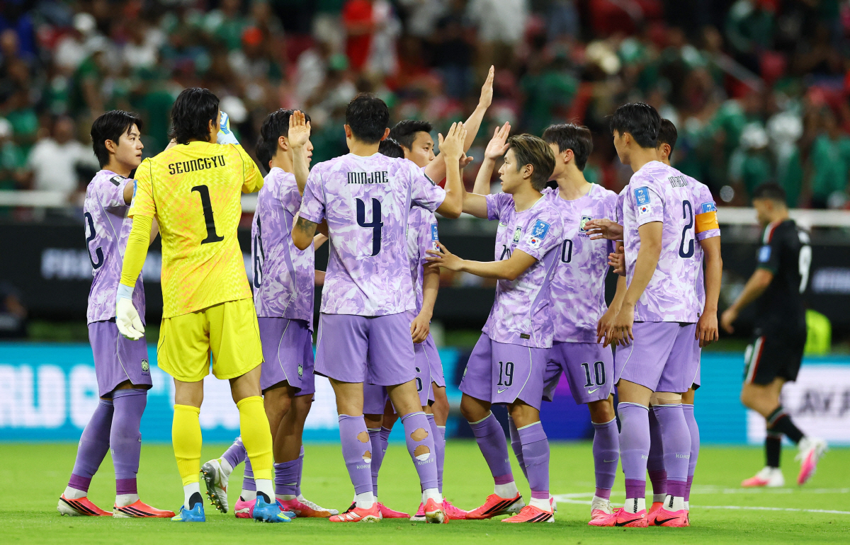 Soccer Football - FIFA World Cup 2026 - Group A - Mexico v South Korea - Estadio Guadalajara, Guadalajara, Mexico - June 18, 2026 South Korea players break up from a huddle at the start of the second half REUTERS/Daniel Becerril
