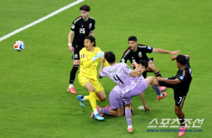 '최다 선방 2위' 김승규, 8번 막고 '딱 한번' 실수에 울었다...ESPN "상대 선수에게 선물로 공 전달" 혹평