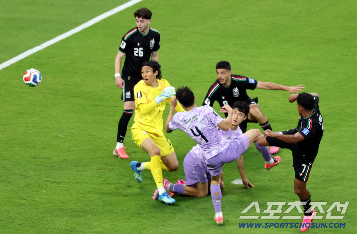 19일(한국시각) 멕시코 과달라하라 사포판의 에스타디오 과달라하라에서 열린 2026 북중미월드컵 대한민국과 멕시코의 경기. 볼 잡지 못하고 선취골 내주는 김승규 골키퍼. 사포판(멕시코)=허상욱 기자 wook@sportschosun.com/2026.06.19/