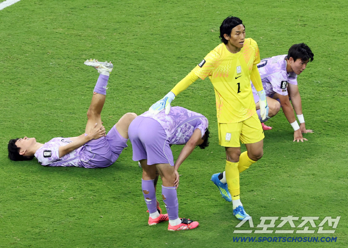 19일(한국시각) 멕시코 과달라하라 사포판의 에스타디오 과달라하라에서 열린 2026 북중미월드컵 대한민국과 멕시코의 경기. 축구대표팀이 멕시코에 0-1 패배했다. 경기 종료 후 동료들 위로하는 김승규 골키퍼. 사포판(멕시코)=허상욱 기자 wook@sportschosun.com/2026.06.19/
