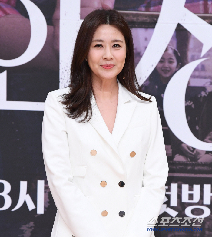 Yang Jeong-a Mourns Her Mother's Death Just Nine Days After TV Appearance... "Keeping Vigil at the Funeral Home in Grief"