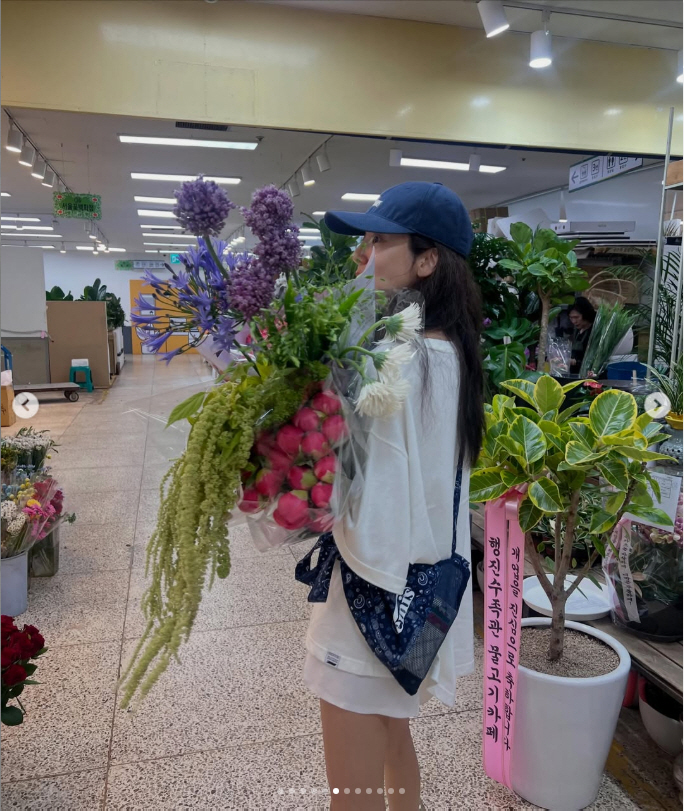 손담비, 딸 대신 꽃다발 품에 가득 안고 힐링…MZ샷 도전까지