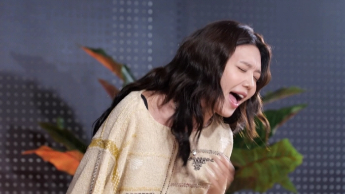 Choi Soo-young Ultimately Lets Her Emotions Explode... Closes Her Eyes and Takes on the High Notes of 'Starry Night' (Hangout with Yoo)