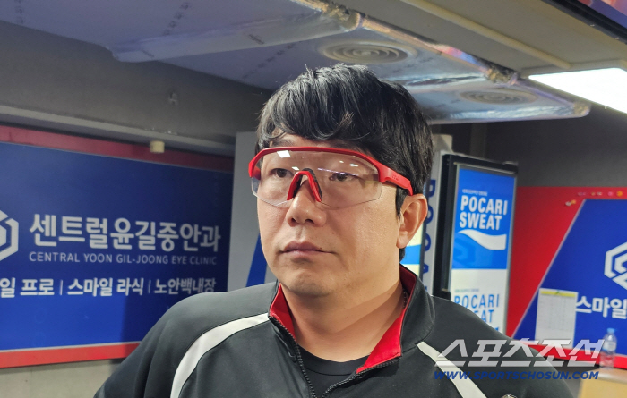 '韓역대 2번째 위업' KIA 양현종의 솔직한 고백 "후배들에게 '해줘' 바라는 입장…옛날 같지 않아 미안해" 