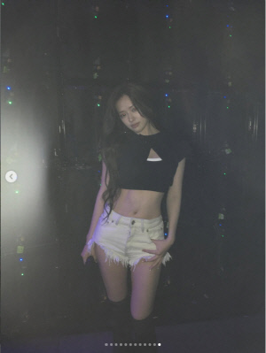 안유진, 뼈말라인데 복근만 선명하네…호주서 공개한 반전 몸매