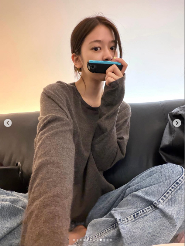 안유진, 뼈말라인데 복근만 선명하네…호주서 공개한 반전 몸매