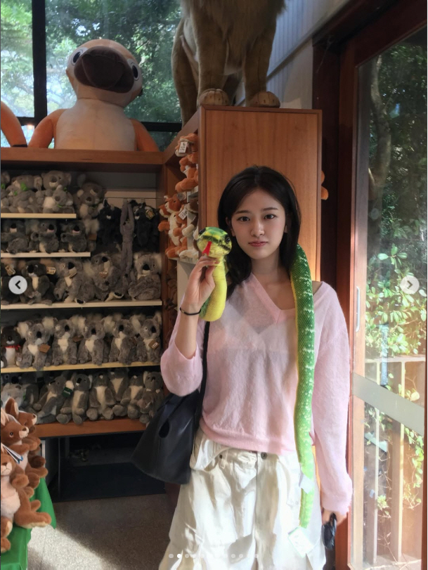 안유진, 뼈말라인데 복근만 선명하네…호주서 공개한 반전 몸매