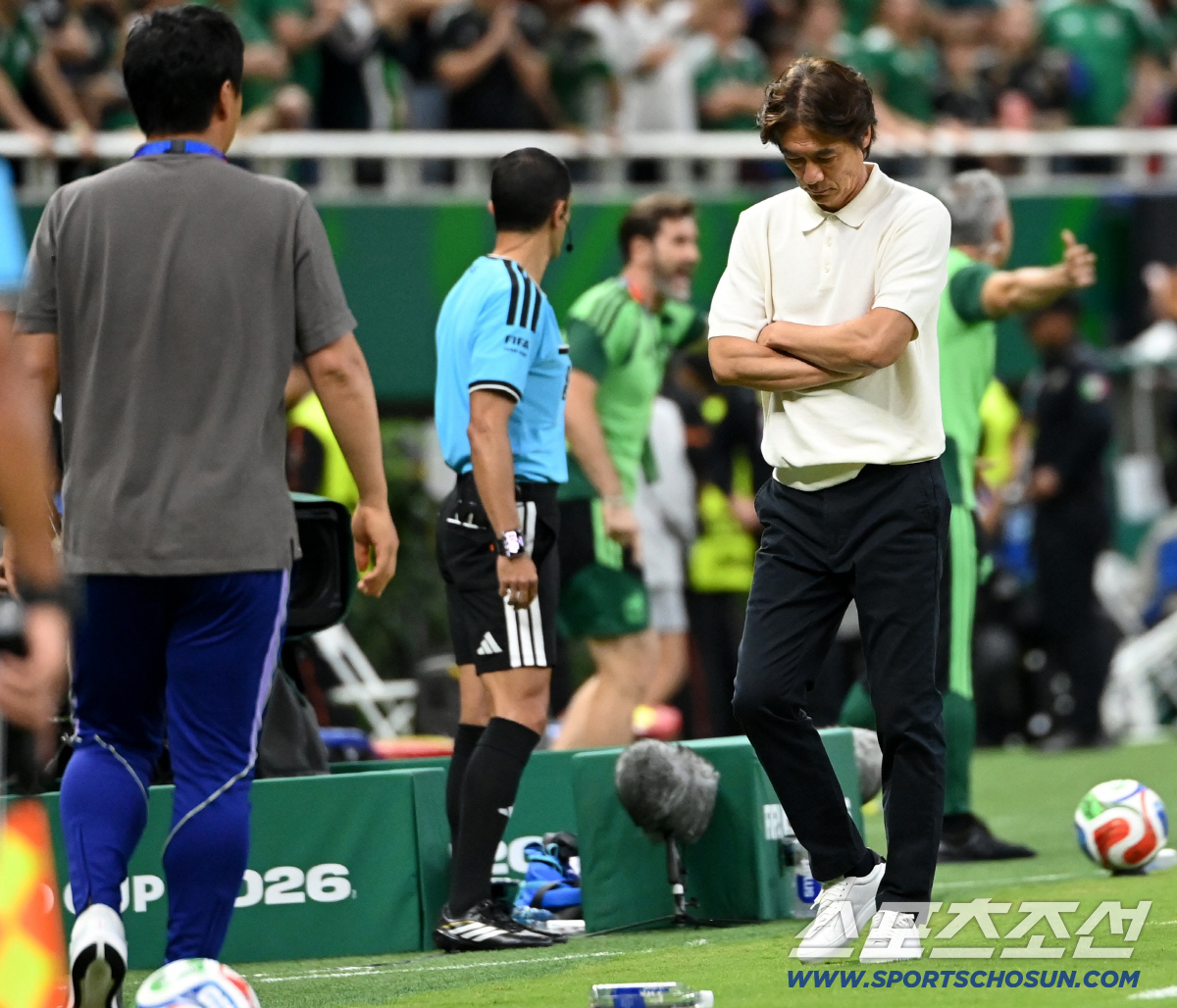 19일(한국시각) 멕시코 과달라하라 사포판의 에스타디오 과달라하라에서 열린 2026 북중미월드컵 대한민국과 멕시코의 경기. 홍명보 감독이 0대1로 뒤진 경기에 아쉬운 듯 고개를 숙이고 있다. 사포판(멕시코)=허상욱 기자 wook@sportschosun.com/2026.06.19/