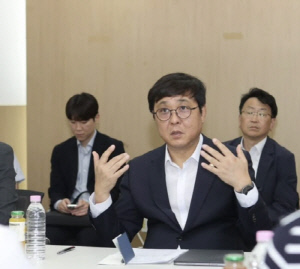 "사무실 봉쇄 보름째, 체육계X선수들 피해 더이상은 안됩니다" 최휘영 문체부장관, 대통령 佛출장 수행 직후 일터 잃은 체육단체부터 찾았다