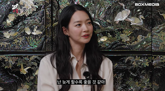 신민아, ♥김우빈과 10년 연애 끝 밝힌 결혼관…"늦게할 수록 좋아"