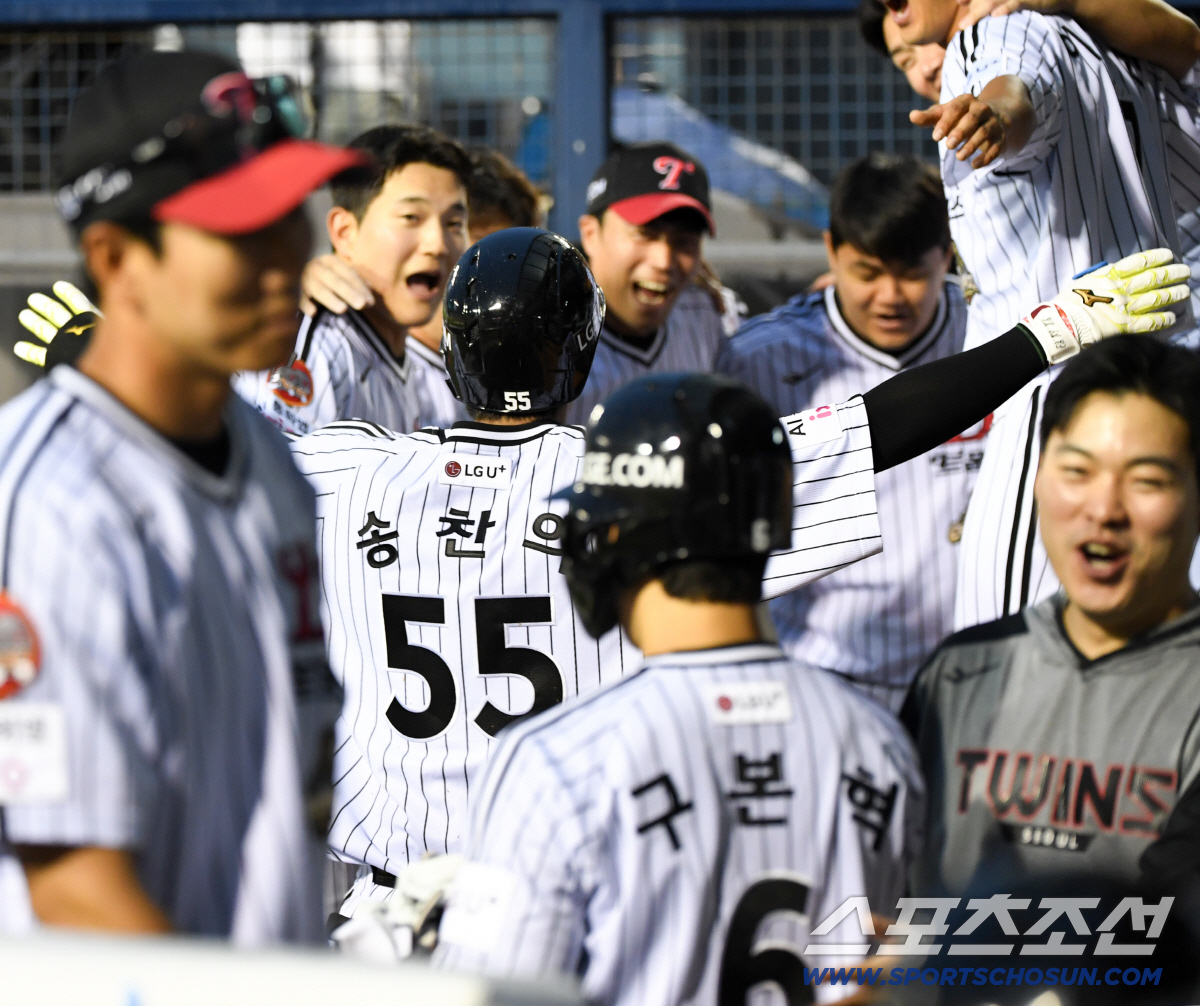 19일 잠실구장에서 열린 LG와 두산의 경기. 5회말 2사 1루 LG 송찬의가 역전 투런포를 날린 뒤 환호하고 있다. 잠실=박재만 기자 pjm@sportschosun.com/2026.06.19/