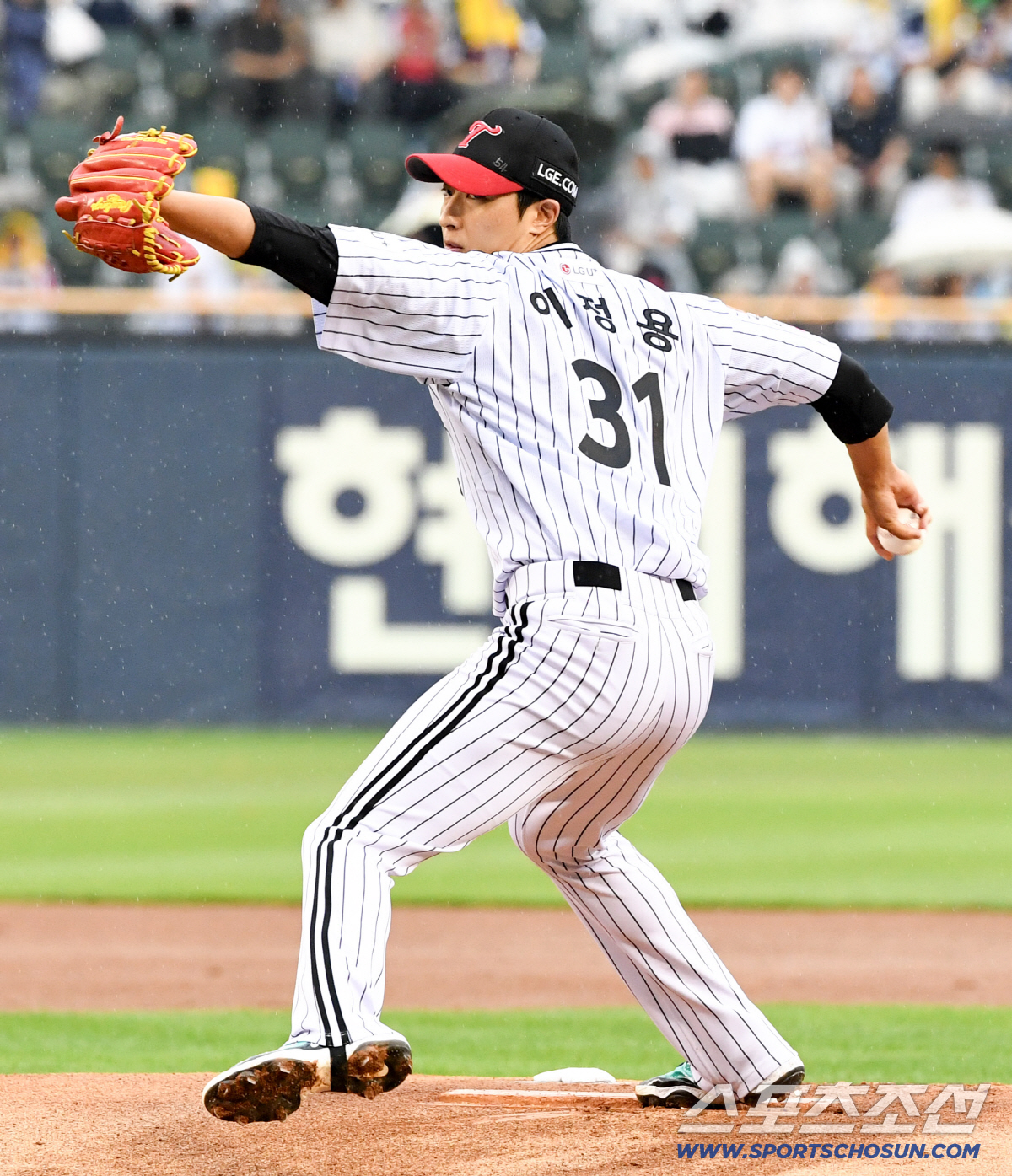 19일 잠실구장에서 열린 LG와 두산의 경기. LG 이정용이 역투하고 있다. 잠실=박재만 기자 pjm@sportschosun.com/2026.06.19/