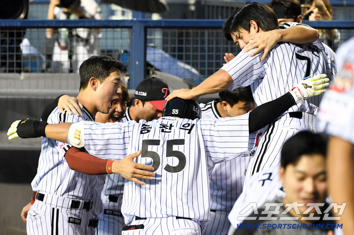 19일 잠실구장에서 열린 LG와 두산의 경기. 5회말 2사 1루 LG 송찬의가 역전 투런포를 날린 뒤 환호하고 있다. 잠실=박재만 기자 pjm@sportschosun.com/2026.06.19/