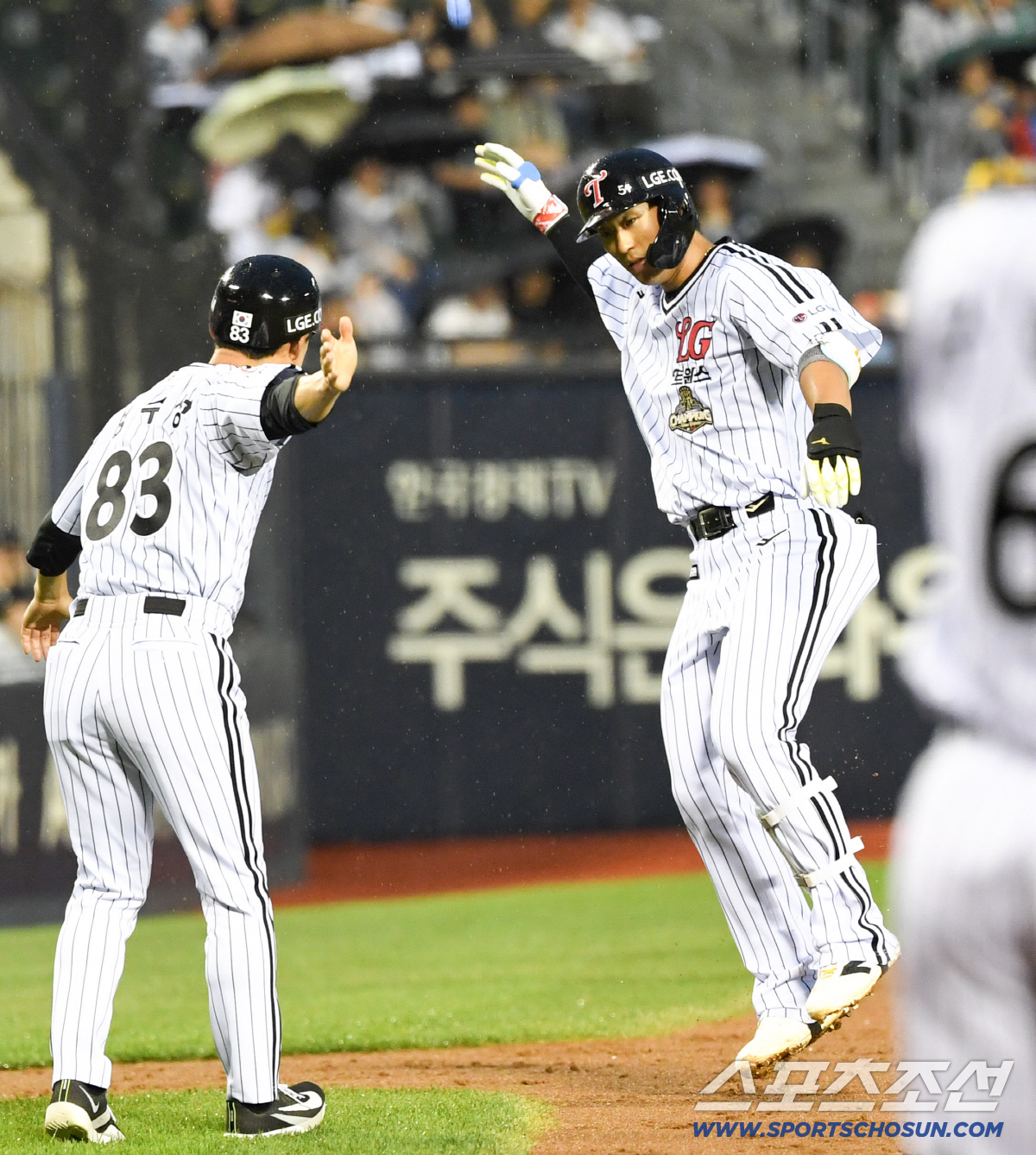 19일 잠실구장에서 열린 LG와 두산의 경기. 5회말 2사 1루 LG 송찬의가 역전 투런포를 날린 뒤 환호하고 있다. 잠실=박재만 기자 pjm@sportschosun.com/2026.06.19/