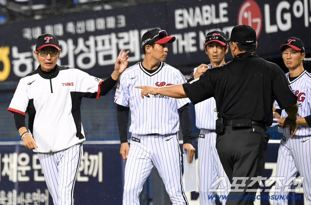 19일 잠실구장에서 열린 LG와 두산의 경기. 승리한 LG 염경엽 감독이 주심을 찾아 대화를 나누고 있다. 잠실=박재만 기자 pjm@sportschosun.com/2026.06.19/