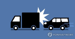 남해고속도로 북창원 인근서 빗길에 화물차-SUV 추돌…2명 부상