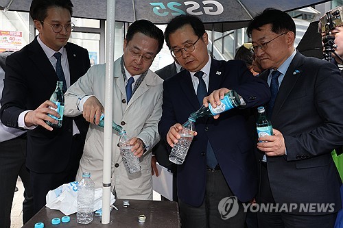 (수원=연합뉴스) 국회 윤석열 정권 정치검찰 조작기소 의혹 사건 진상규명 국정조사특별위원회 박성준 더불어민주당 간사를 비롯한 의원들이 9일 '연어 술 파티', '진술 회유 의혹' 검증을 위해 경기 수원지검을 현장 방문, 인근 편의점에서 '당시 쌍방울 직원이 소주를 사서 생수병에 넣었다'는 주장과 함께 현장 재연을 하고 있다. 2026.4.9 [국회사진기자단] photo@yna.co.kr