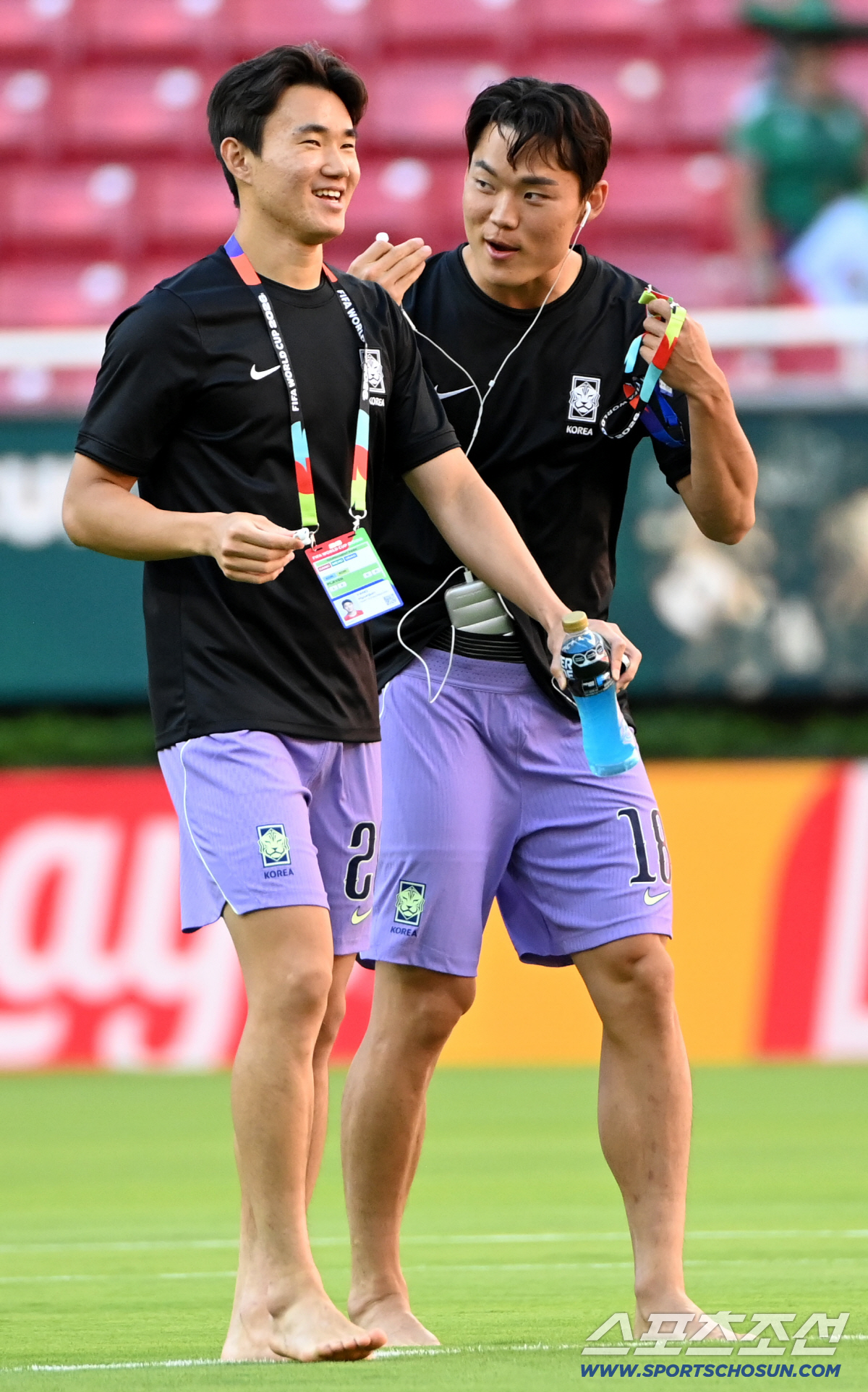 19일(한국시각) 멕시코 과달라하라 사포판의 에스타디오 과달라하라에서 열린 2026 북중미월드컵 대한민국과 멕시코의 경기. 경기 전 오현규와 양현준이 그라운드를 밟고 있다. 사포판(멕시코)=허상욱 기자 wook@sportschosun.com/2026.06.19/