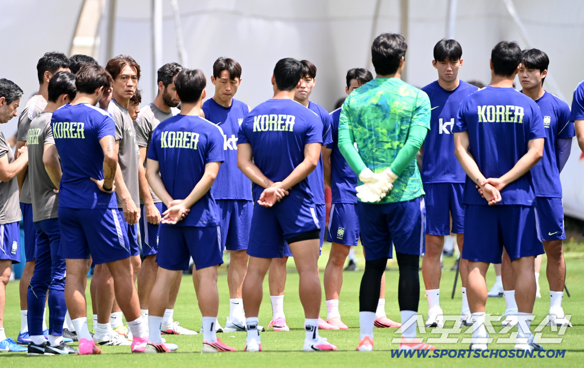 2026 북중미 월드컵 멕시코전을 마친 대한민국 월드컵 대표팀이 20일(한국시각) 멕시코 과달라하라 인근 사포판 월드컵대표팀 베이스캠프 훈련장 치바스 베르데 바예에서 훈련을 가졌다. 훈련 전 선수단 미팅을 갖는 홍명보 감독의 모습. 사포판(멕시코)=허상욱 기자 wook@sportschosun.com/2026.06.20/