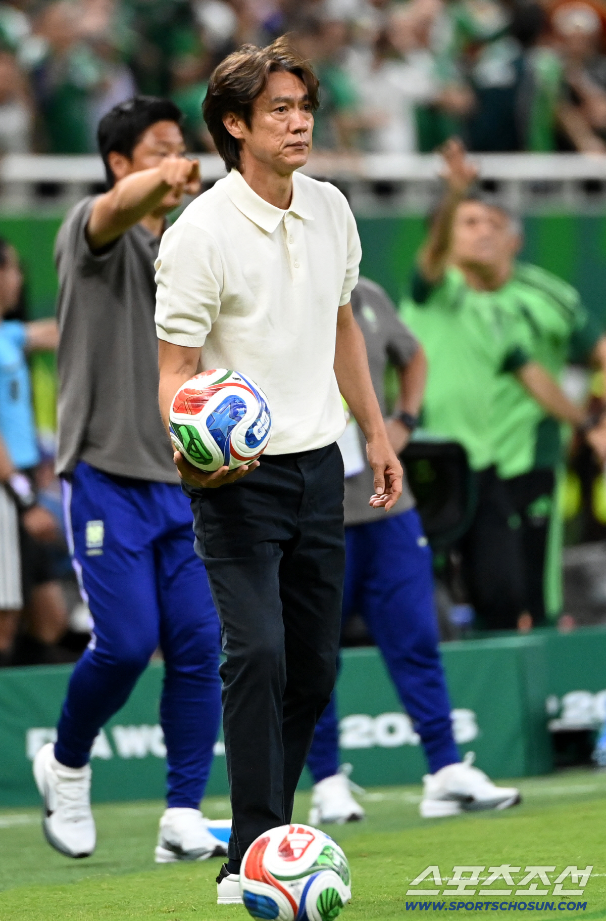 19일(한국시각) 멕시코 과달라하라 사포판의 에스타디오 과달라하라에서 열린 2026 북중미월드컵 대한민국과 멕시코의 경기. 라인 아웃된 공을 손에 든 홍명보 감독의 모습. 사포판(멕시코)=허상욱 기자 wook@sportschosun.com/2026.06.19/