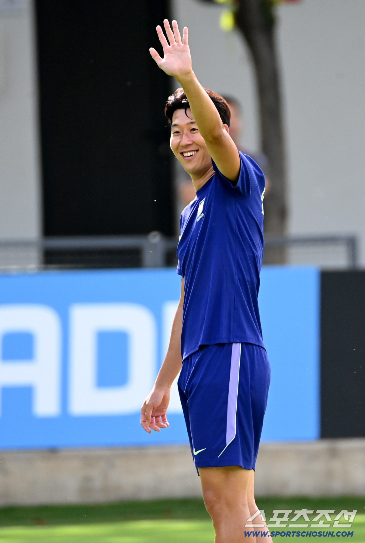 11일(한국시각) 멕시코 과달라하라 인근 사포판 월드컵대표팀 베이스캠프 훈련장 치바스 베르데 바예에서 진행된 대한민국 월드컵 대표팀의 공식 훈련. 손흥민이 훈련장을 찾은 박지성 해설위원과 기성용을 보며 인사하고 있다. 사포판(멕시코)=허상욱 기자 wook@sportschosun.com/2026.06.11/