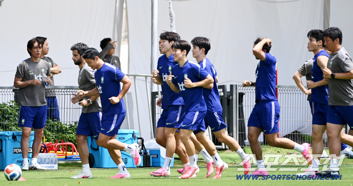 2026 북중미 월드컵 멕시코전을 마친 대한민국 월드컵 대표팀이 20일(한국시각) 멕시코 과달라하라 인근 사포판 월드컵대표팀 베이스캠프 훈련장 치바스 베르데 바예에서 훈련을 가졌다. 러닝하는 선수들을 바라보며 물을 마시는 홍명보 감독의 모습. 사포판(멕시코)=허상욱 기자 wook@sportschosun.com/2026.06.20/