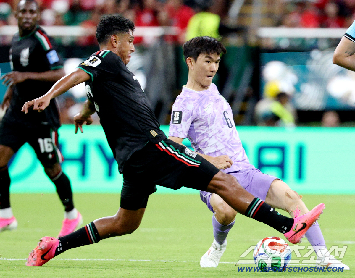 19일(한국시각) 멕시코 과달라하라 사포판의 에스타디오 과달라하라에서 열린 2026 북중미월드컵 대한민국과 멕시코의 경기. 돌파 시도하는 황인범. 사포판(멕시코)=허상욱 기자 wook@sportschosun.com/2026.06.19/