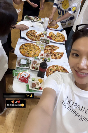 정경호 보고 있나? 최수영, 이별 아픔 잊은 환한 미소..피자 파티 포착