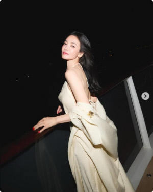 송혜교 맞아? 끈 하나에 의지한 충격 뒤태…훅 파인 드레스에 팬들 '숨멎'