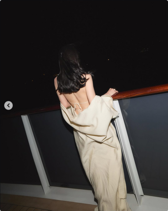 송혜교 맞아? 끈 하나에 의지한 충격 뒤태…훅 파인 드레스에 팬들 '숨멎'