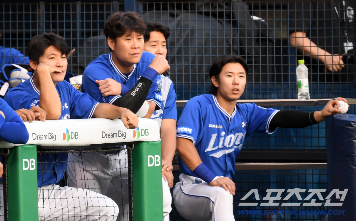 12일 잠실구장에서 열린 LG와 삼성의 경기. 삼성 박계범, 박세혁, 김성윤이 경기를 지켜보고 있다. 잠실=박재만 기자 pjm@sportschosun.com/2026.05.12/