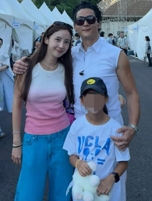 박준형♥승무원 아내, 딸과 god 1만일 현장 출동..세 식구의 '하늘색' 나들이
