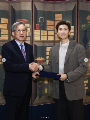 방탄소년단(BTS) RM, 국립중앙박물관 첫 글로벌 홍보대사 됐다…"한국 문화유산 알릴 것"