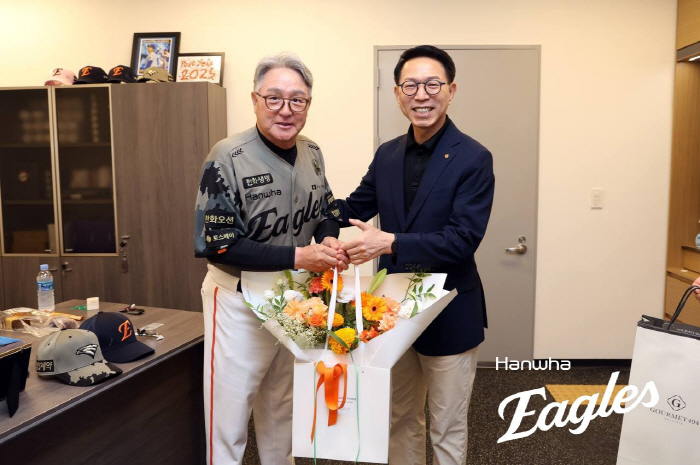 한화에서 300경기째, 김응용→김성근→김인식 이어 김경문 감독, 통산 4번째 '2000경기' 대기록 달성… 역사의 한 페이지를 쓰다